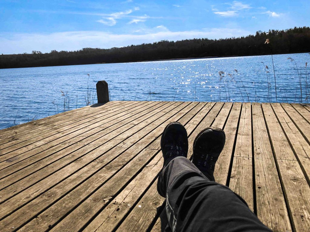 Bild på brygga vid en sjö