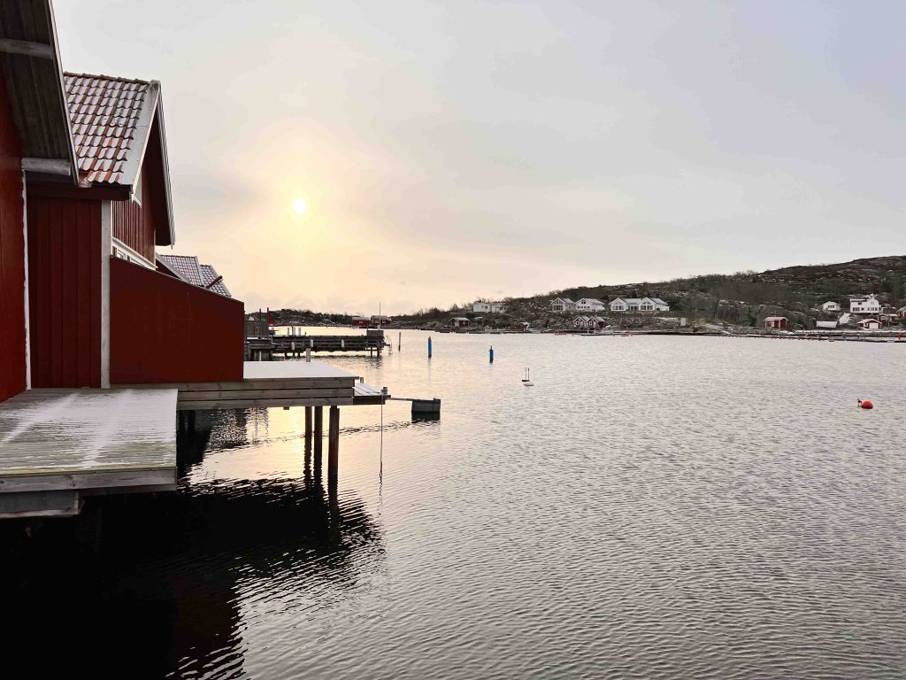 Bild på svagt solljus över havet